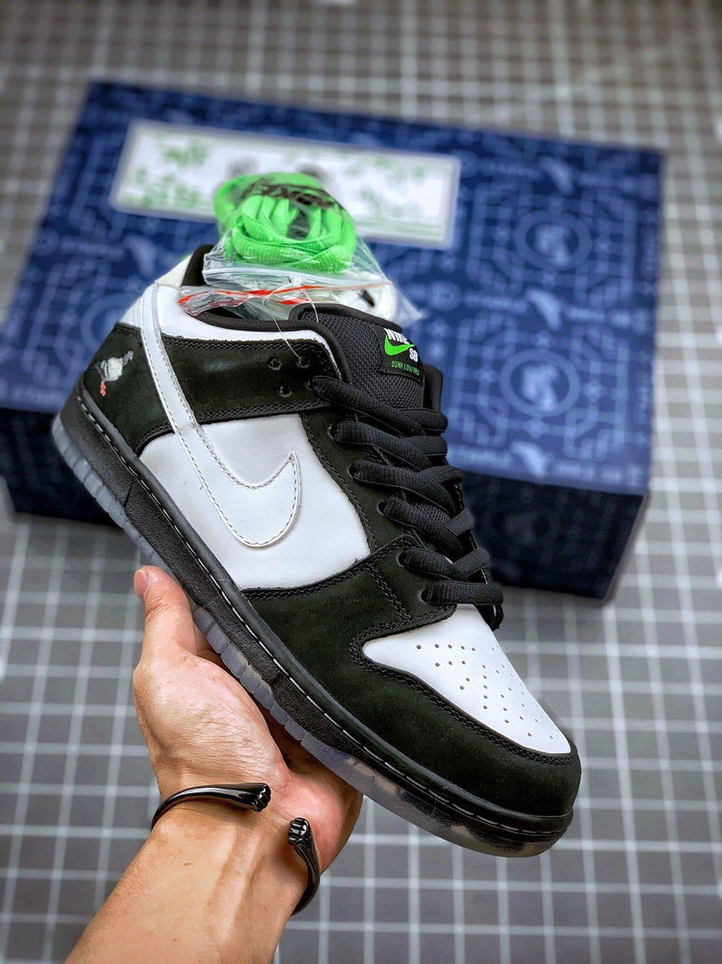 Tênis Nike SB Dunk Low x Staple