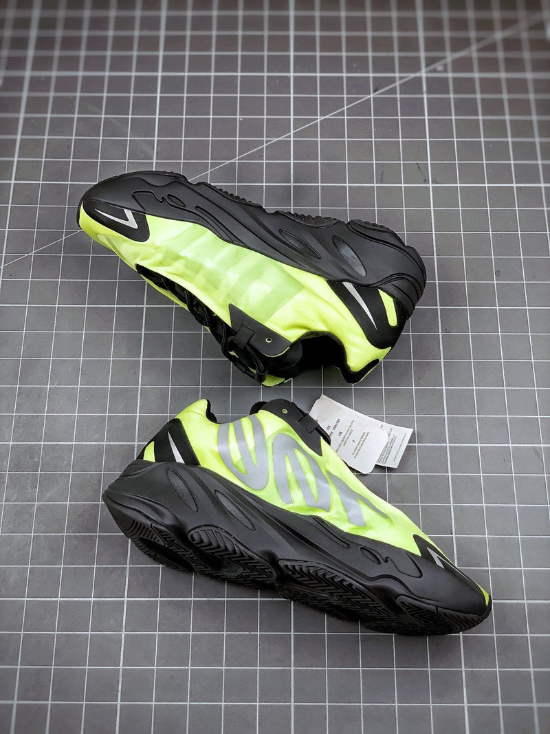 Tênis Adidas Yeezy Boost 700 MNVN