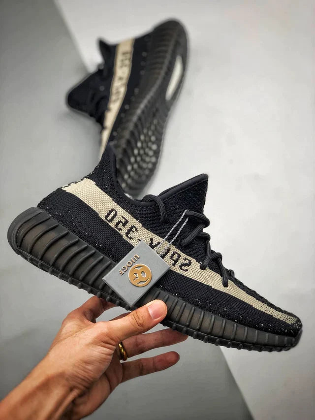 Tênis Adidas Yeezy 350 Boost V2 Oreo