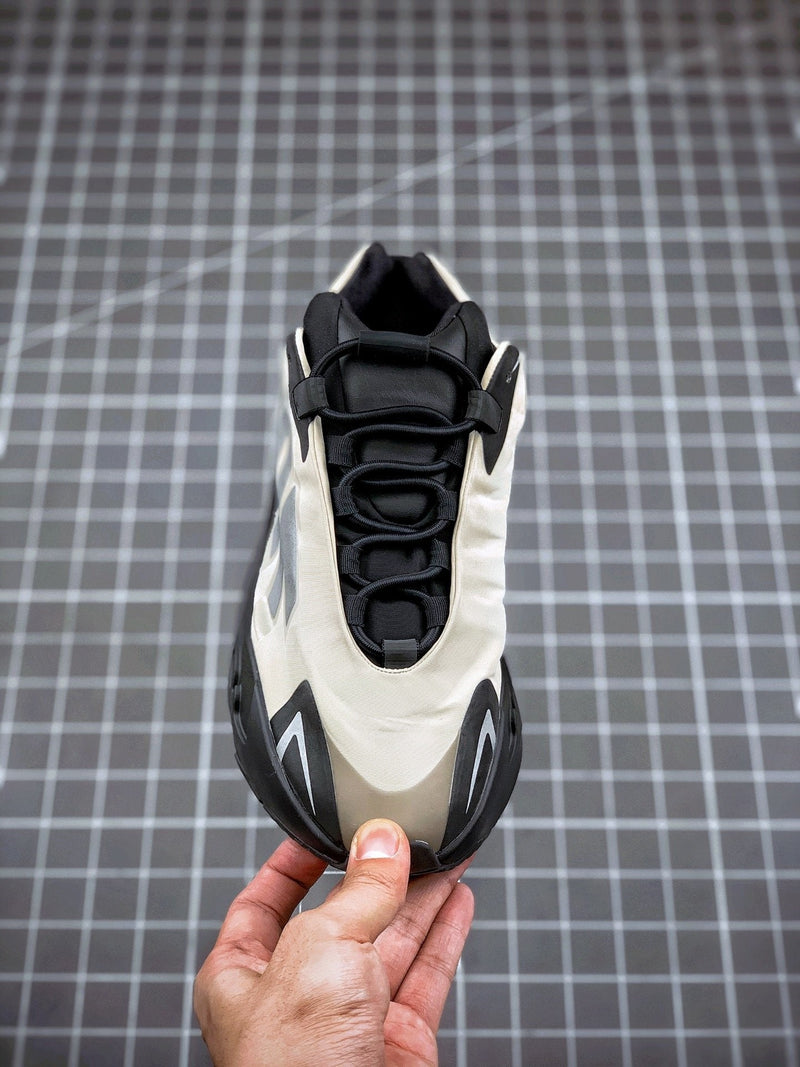 Tênis Adidas Yeezy Boost 700 MNVN