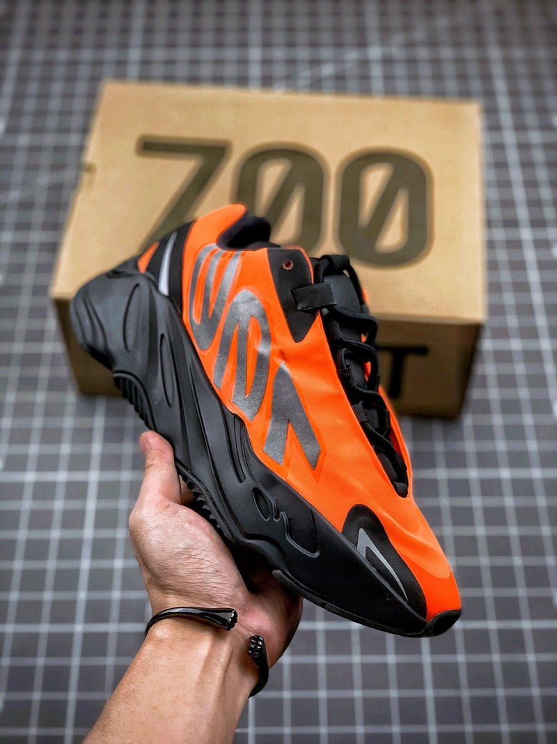 Tênis Adidas Yeezy Boost 700 MNVN