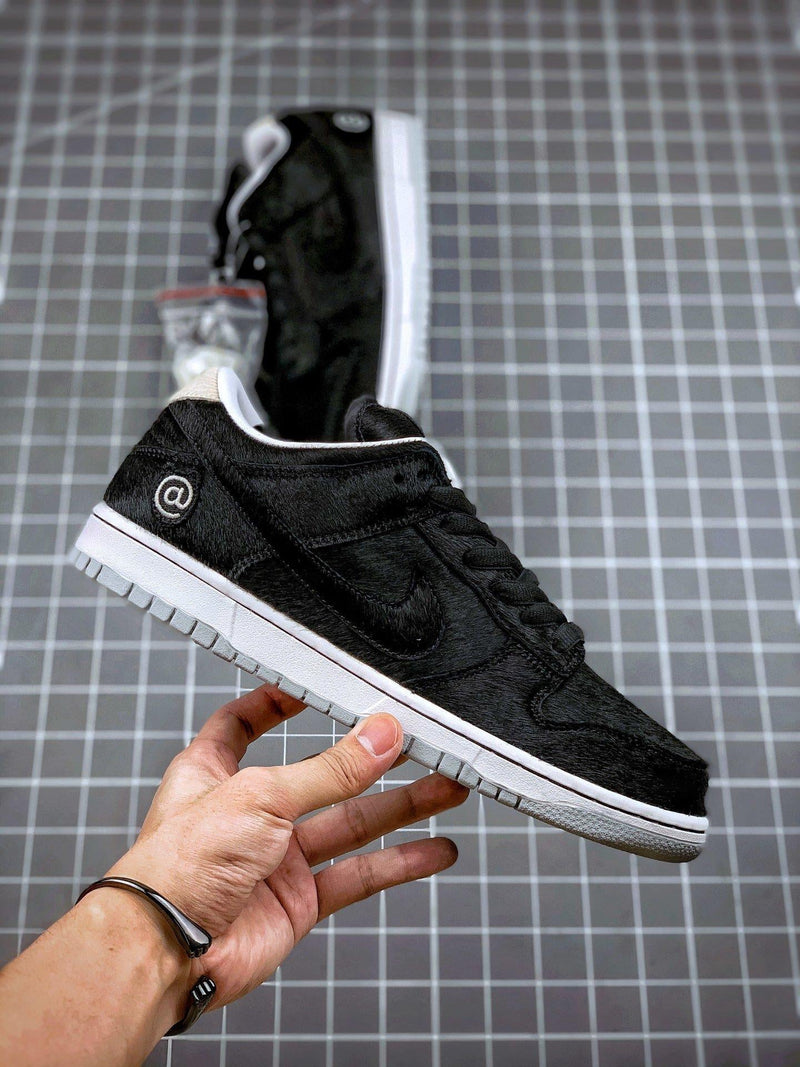 Tênis Nike SB Dunk Low x MEDICOM TOY "BE@RBRICK"